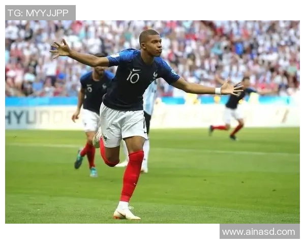 足球明星姆巴佩海报展现无与伦比的球技与魅力引领年轻一代的足球梦想