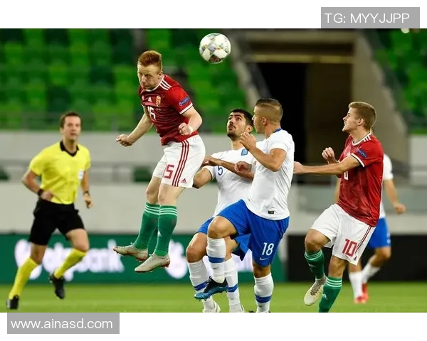 足球明星比赛中被塞纸条瞬间曝光引发热议与讨论